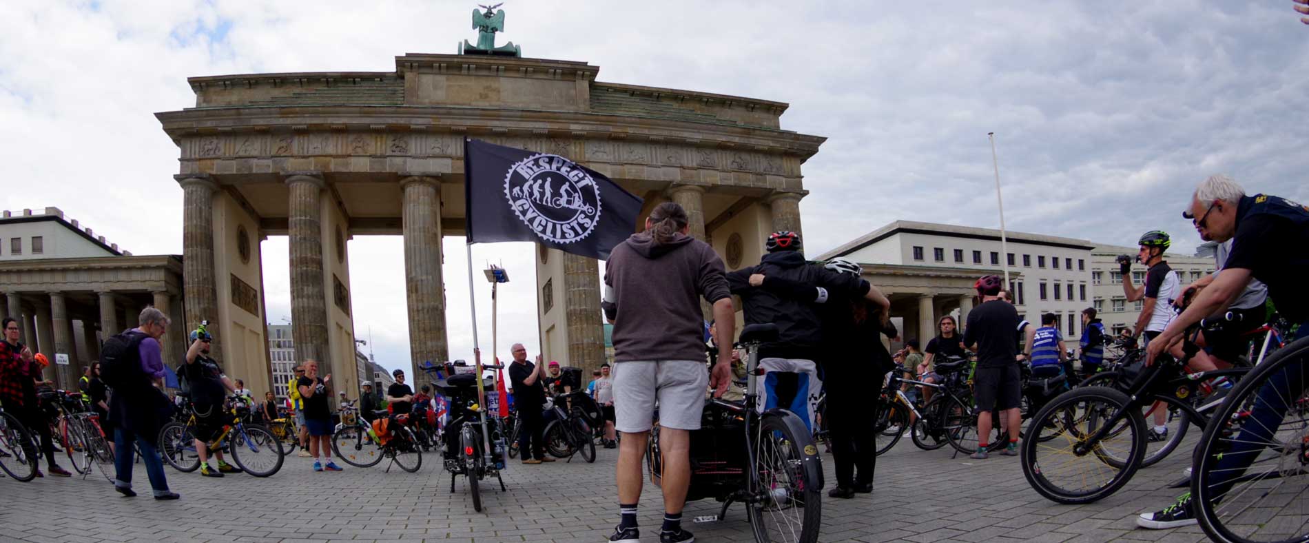 RESPECT CYCLISTS Fahrrad Demo am Brandenburger Tor